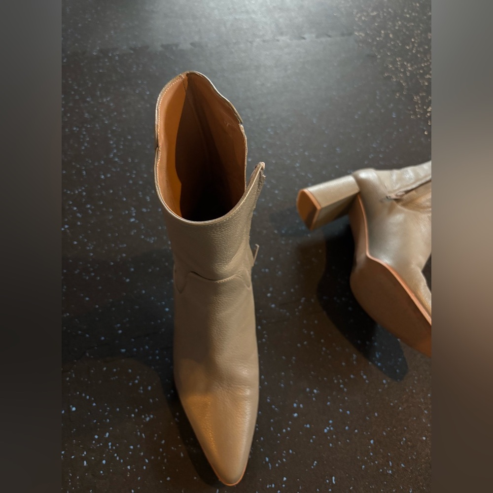 Flattered grey leather boots 39
